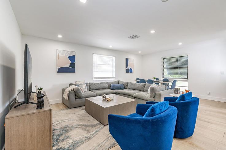 Elegante sala de estar con mobiliario moderno en un apartamento en Building Southwest 14th Street - foxstays-llc - 1475658 en Fort Lauderdale, Fort Lauderdale