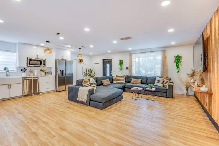 Building Northwest 14th Avenue - foxstays-llc - 1475642 adresindeki bir dairede modern mobilyalarla zarif bir şekilde tasarlanmış oturma odası Fort Lauderdale, Fort Lauderdale Building Northwest 14th Avenue - foxstays-llc - 1475642 adresindeki bir dairede modern mobilyalarla zarif bir şekilde tasarlanmış oturma odası Fort Lauderdale, Fort Lauderdale