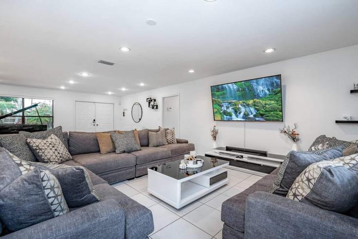 Elegante sala de estar con mobiliario moderno en un apartamento en Building Southwest 14th Court - foxstays-llc - 1475653 en Fort Lauderdale, Fort Lauderdale