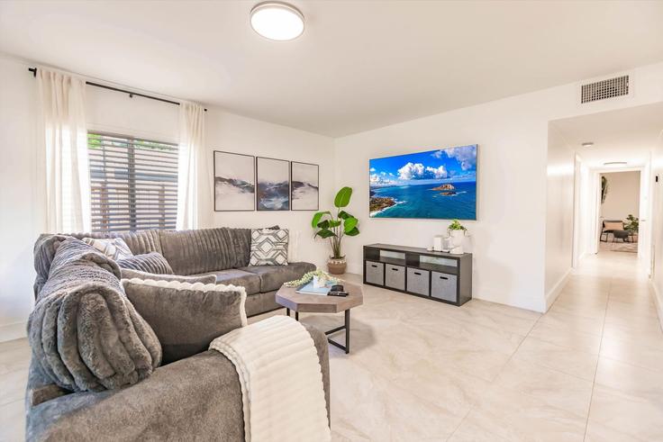 Elegante sala de estar con mobiliario moderno en un apartamento en Building Southwest 14th Court - foxstays-llc - 1475646 en Fort Lauderdale, Fort Lauderdale