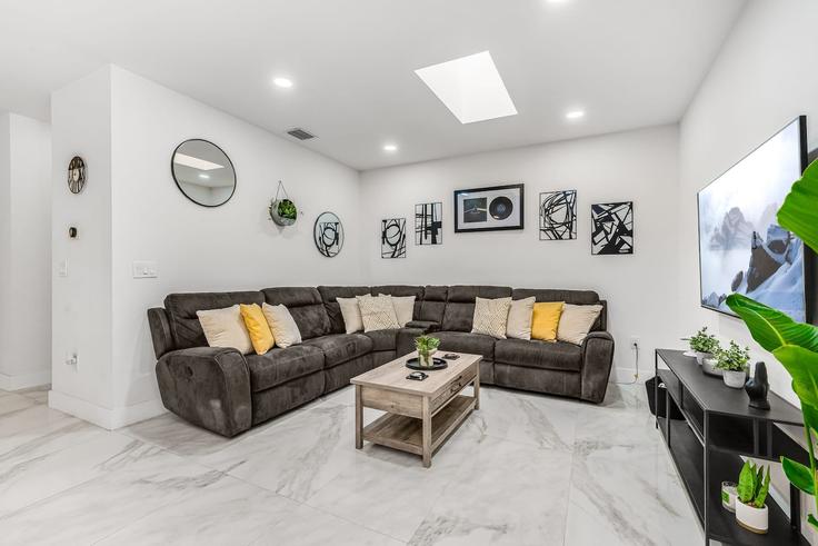 Elegante sala de estar con mobiliario moderno en un apartamento en Building Southwest 14th Court - foxstays-llc - 1475650 en Fort Lauderdale, Fort Lauderdale