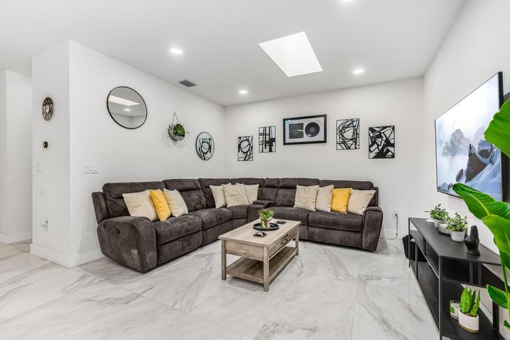 Elegante sala de estar con mobiliario moderno en un apartamento en Building Southwest 14th Court - foxstays-llc - 1475644 en Fort Lauderdale, Fort Lauderdale