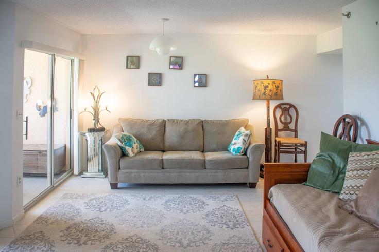 Elegant gestaltetes Wohnzimmer mit moderner Einrichtung in einer Wohnung im Building Palm Avenue - fpb-investment-properties - 1631324 in Jupiter, Jupiter Elegant gestaltetes Wohnzimmer mit moderner Einrichtung in einer Wohnung im Building Palm Avenue - fpb-investment-properties - 1631324 in Jupiter, Jupiter
