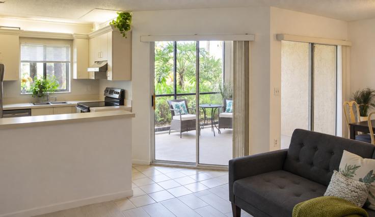 Jupiter JupiterのBuilding Palm Avenue - fpb-investment-properties - 1631324のアパートメントにある、モダンな家具を備えたエレガントなデザインのリビングルーム