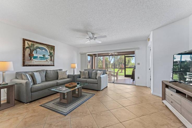 Elegant gestaltetes Wohnzimmer mit moderner Einrichtung in einer Wohnung im Building Palm Avenue - fpb-investment-properties - 1631338 in Jupiter, Jupiter Elegant gestaltetes Wohnzimmer mit moderner Einrichtung in einer Wohnung im Building Palm Avenue - fpb-investment-properties - 1631338 in Jupiter, Jupiter