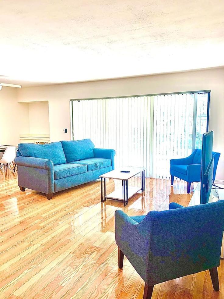 Elegant gestaltetes Wohnzimmer mit moderner Einrichtung in einer Wohnung im Building 1605 U.S. 1 A105 - fpb-investment-properties - 1631326 in Jupiter, Jupiter Elegant gestaltetes Wohnzimmer mit moderner Einrichtung in einer Wohnung im Building 1605 U.S. 1 A105 - fpb-investment-properties - 1631326 in Jupiter, Jupiter