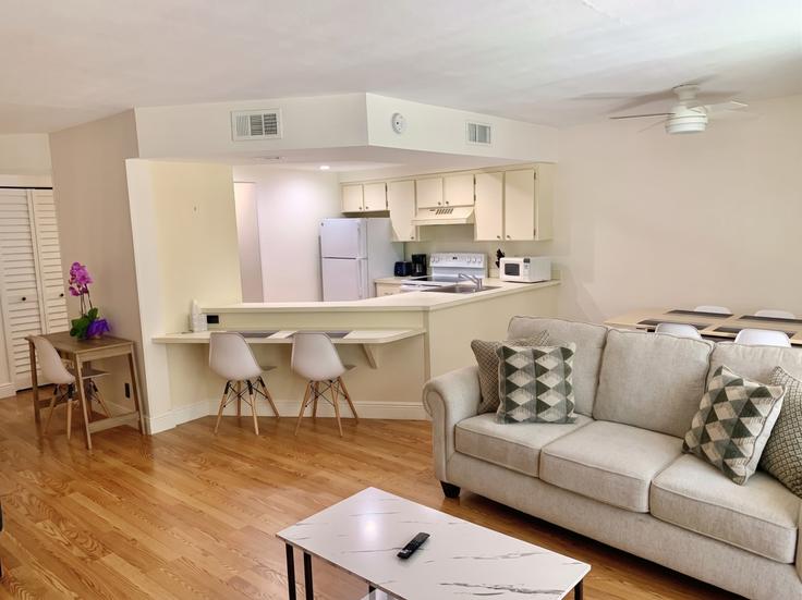 Jupiter JupiterのBuilding 1605 U.S. 1 A105 - fpb-investment-properties - 1631326のアパートメントにある、モダンな家具を備えたエレガントなデザインのリビングルーム