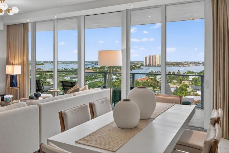 Riviera Beach, Riviera Beach에 위치한 Building North Ocean Drive - fpb-investment-properties - 1631335 유닛의 세련된 인테리어가 돋보이는 거실 Riviera Beach, Riviera Beach에 위치한 Building North Ocean Drive - fpb-investment-properties - 1631335 유닛의 세련된 인테리어가 돋보이는 거실