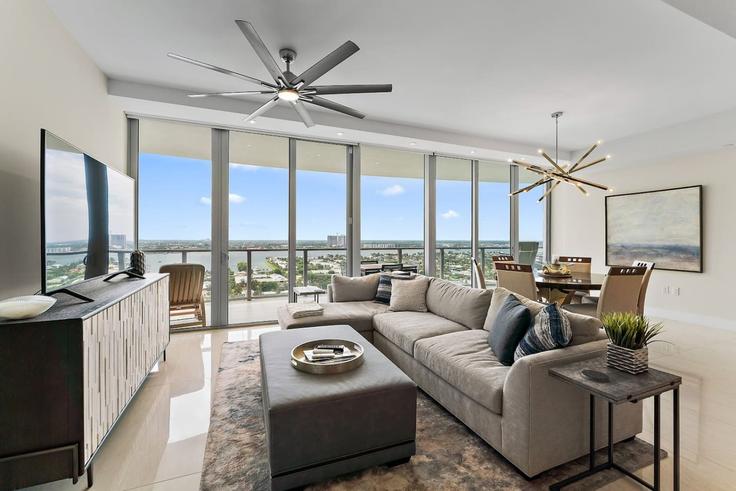 Riviera Beach Riviera BeachのBuilding North Ocean Drive - fpb-investment-properties - 1631328のアパートメントにある、モダンな家具を備えたエレガントなデザインのリビングルーム