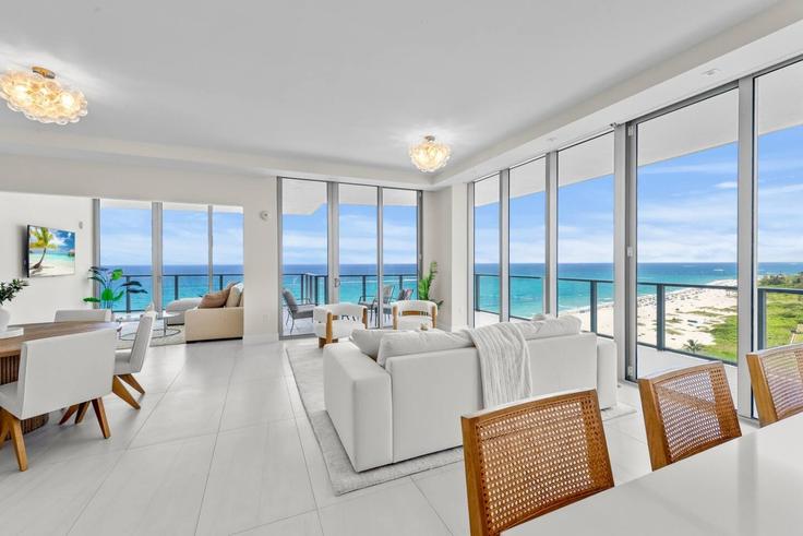 Riviera Beach, Riviera Beach에 위치한 Building North Ocean Drive - fpb-investment-properties - 1631333 유닛의 세련된 인테리어가 돋보이는 거실 Riviera Beach, Riviera Beach에 위치한 Building North Ocean Drive - fpb-investment-properties - 1631333 유닛의 세련된 인테리어가 돋보이는 거실