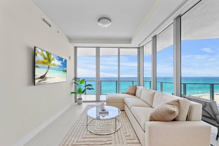 Elegant gestaltetes Wohnzimmer mit moderner Einrichtung in einer Wohnung im Building North Ocean Drive - fpb-investment-properties - 1631333 in Riviera Beach, Riviera Beach Elegant gestaltetes Wohnzimmer mit moderner Einrichtung in einer Wohnung im Building North Ocean Drive - fpb-investment-properties - 1631333 in Riviera Beach, Riviera Beach
