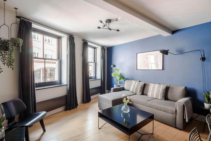 Building Long Acre - frankiesays - 1028555 adresindeki bir dairede modern mobilyalarla zarif bir şekilde tasarlanmış oturma odası City of Westminster, London Building Long Acre - frankiesays - 1028555 adresindeki bir dairede modern mobilyalarla zarif bir şekilde tasarlanmış oturma odası City of Westminster, London