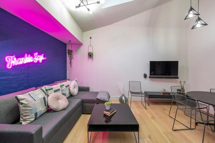 Elegant gestaltetes Wohnzimmer mit moderner Einrichtung in einer Wohnung im Building Long Acre - frankiesays - 1028558 - LON in City of Westminster, London