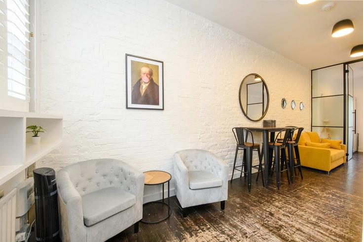 Sala de estar elegantemente projetada com móveis modernos em um apartamento no Building Park Street - frankiesays - 1364150 em London Borough of Southwark, London