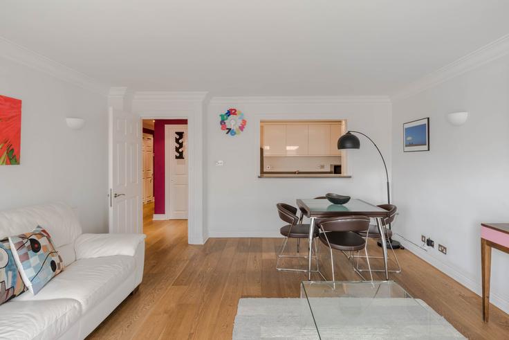 Elegantly designed living room with modern furnishings in an apartment at Building Martlett Court - frankiesays - 1057041 - LON in City of Westminster, London Elegantly designed living room with modern furnishings in an apartment at Building Martlett Court - frankiesays - 1057041 - LON in City of Westminster, London