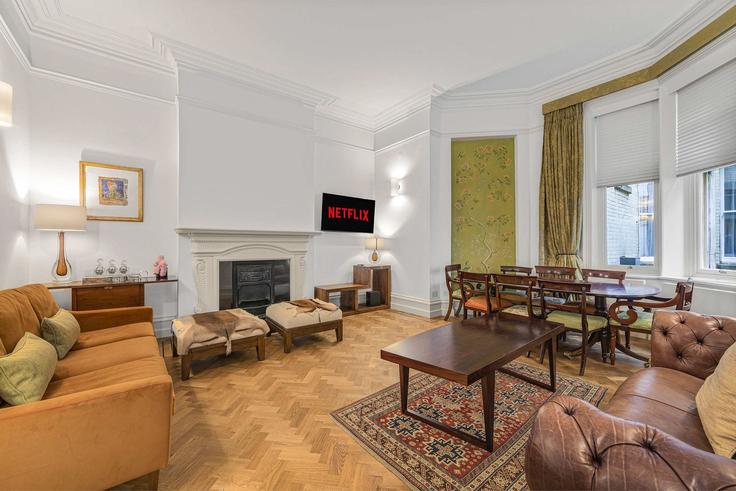 Building Adeline Place - frankiesays - 1250689 - LON adresindeki bir dairede modern mobilyalarla zarif bir şekilde tasarlanmış oturma odası City of Westminster, London