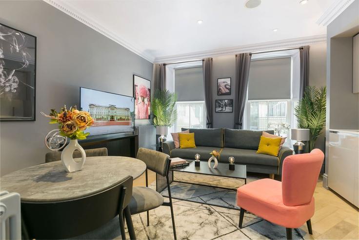 Building Broad Court - frankiesays - 1026683 adresindeki bir dairede modern mobilyalarla zarif bir şekilde tasarlanmış oturma odası City of Westminster, London