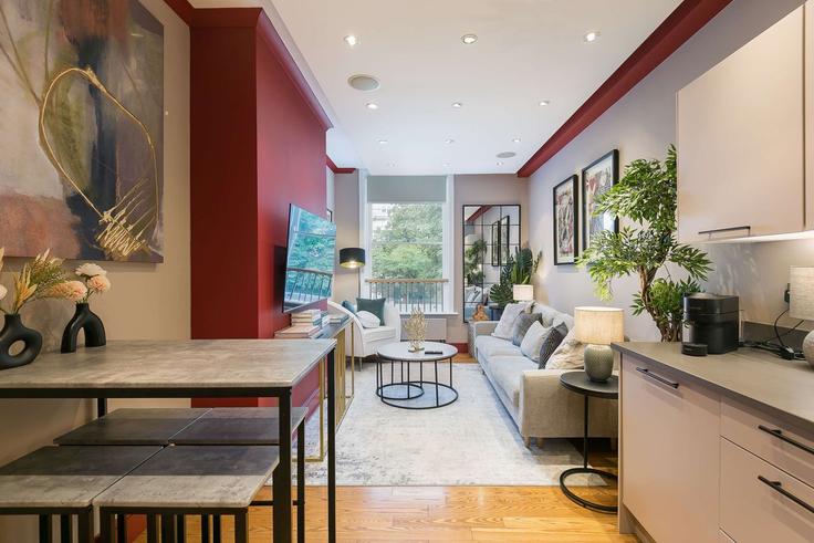 Sala de estar elegantemente projetada com móveis modernos em um apartamento no Building Bloomsbury Square - frankiesays - 1028617 - LON em London Borough of Camden, London Sala de estar elegantemente projetada com móveis modernos em um apartamento no Building Bloomsbury Square - frankiesays - 1028617 - LON em London Borough of Camden, London