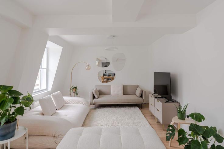 Salle de séjour élégante avec mobilier moderne dans un appartement à Building Great Portland Street - frankiesays - 1344555 à City of Westminster, London