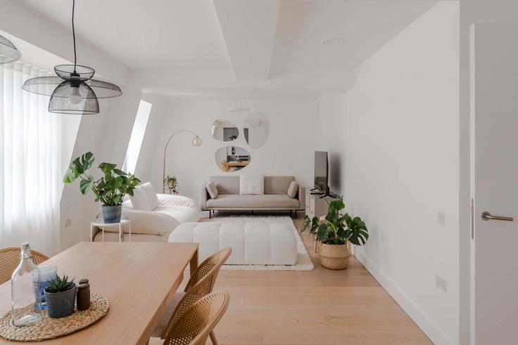 Sala de estar elegantemente projetada com móveis modernos em um apartamento no Building Great Portland Street - frankiesays - 1344555 em City of Westminster, London