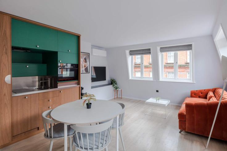 Salle de séjour élégante avec mobilier moderne dans un appartement à Building Brewer Street - frankiesays - 1028593 - LON à City of Westminster, London