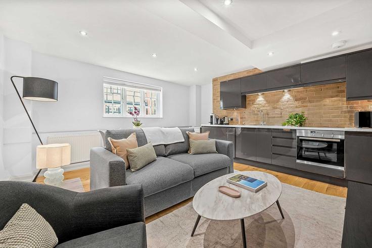 Salle de séjour élégante avec mobilier moderne dans un appartement à Building Bateman Street - frankiesays - 1490047 à City of Westminster, London