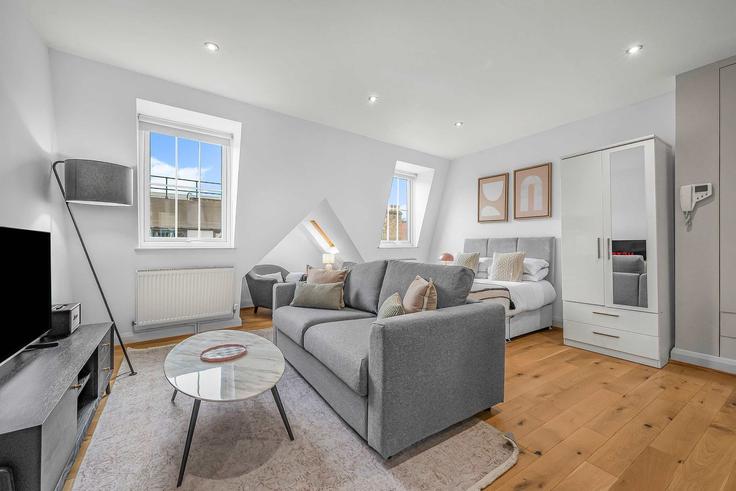 Salle de séjour élégante avec mobilier moderne dans un appartement à Building Bateman Street - frankiesays - 1490048 à City of Westminster, London
