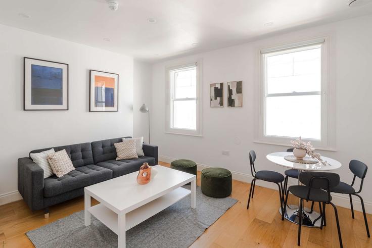 Salle de séjour élégante avec mobilier moderne dans un appartement à Building Evelyn Yard - frankiesays - 1533629 à City of Westminster, London Salle de séjour élégante avec mobilier moderne dans un appartement à Building Evelyn Yard - frankiesays - 1533629 à City of Westminster, London