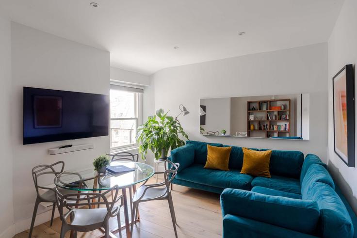 London City of WestminsterのBuilding Hanson Street - frankiesays - 1028584 - LONのアパートメントにある、モダンな家具を備えたエレガントなデザインのリビングルーム London City of WestminsterのBuilding Hanson Street - frankiesays - 1028584 - LONのアパートメントにある、モダンな家具を備えたエレガントなデザインのリビングルーム