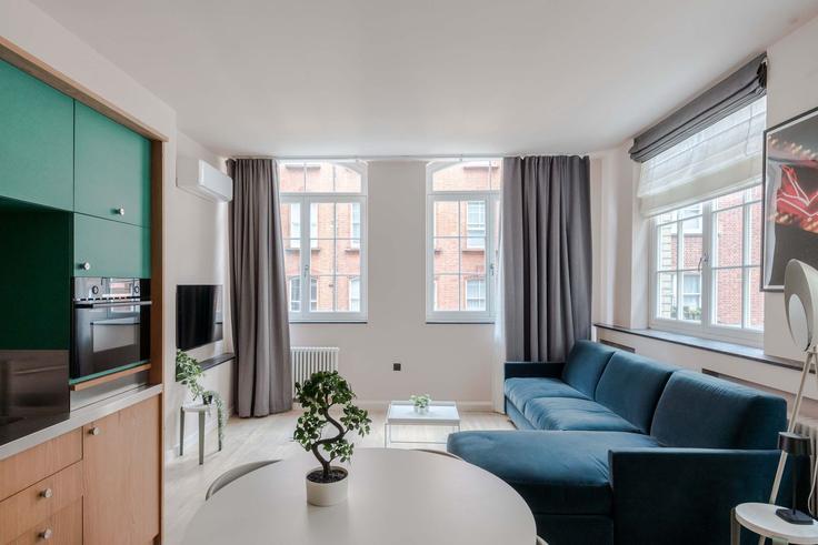 Elegante sala de estar con mobiliario moderno en un apartamento en Building Brewer Street - frankiesays - 1028591 - LON en City of Westminster, London Elegante sala de estar con mobiliario moderno en un apartamento en Building Brewer Street - frankiesays - 1028591 - LON en City of Westminster, London