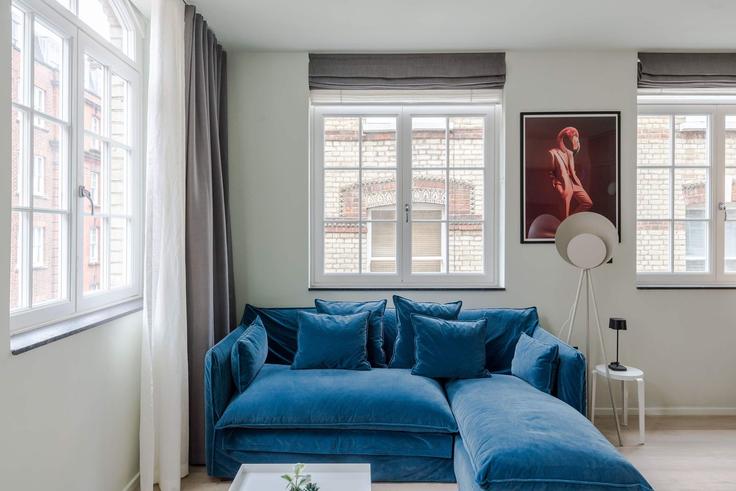 Elegant gestaltetes Wohnzimmer mit moderner Einrichtung in einer Wohnung im Building Brewer Street - frankiesays - 1028595 - LON in City of Westminster, London Elegant gestaltetes Wohnzimmer mit moderner Einrichtung in einer Wohnung im Building Brewer Street - frankiesays - 1028595 - LON in City of Westminster, London