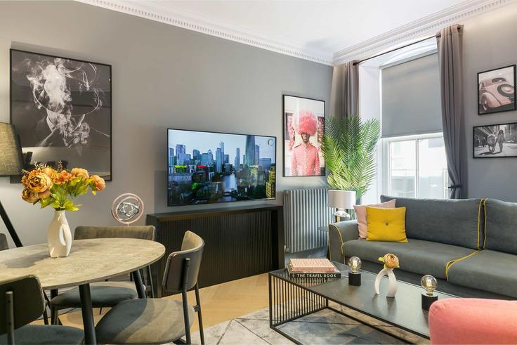 Elegante sala de estar con mobiliario moderno en un apartamento en Building Broad Court - frankiesays - 1026683 en City of Westminster, London