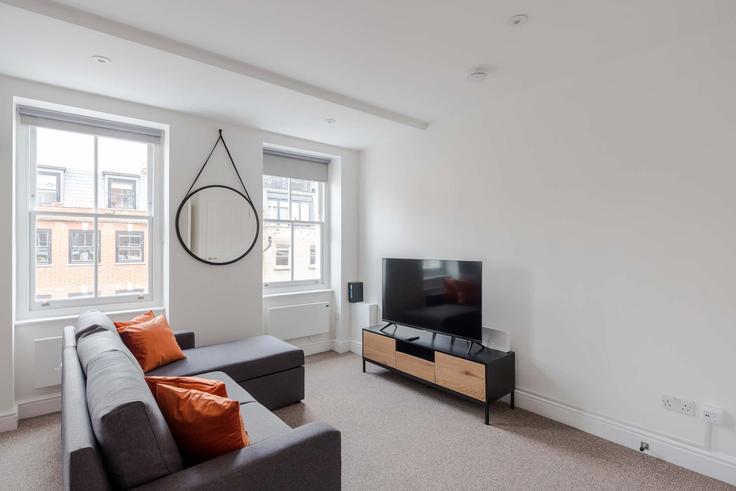 Building Foley Street - frankiesays - 1028566 - LON adresindeki bir dairede modern mobilyalarla zarif bir şekilde tasarlanmış oturma odası City of Westminster, London Building Foley Street - frankiesays - 1028566 - LON adresindeki bir dairede modern mobilyalarla zarif bir şekilde tasarlanmış oturma odası City of Westminster, London