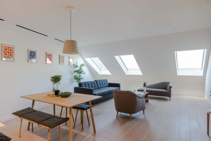 Elegant gestaltetes Wohnzimmer mit moderner Einrichtung in einer Wohnung im Building Wardour Street - frankiesays - 1028607 - LON in City of Westminster, London Elegant gestaltetes Wohnzimmer mit moderner Einrichtung in einer Wohnung im Building Wardour Street - frankiesays - 1028607 - LON in City of Westminster, London