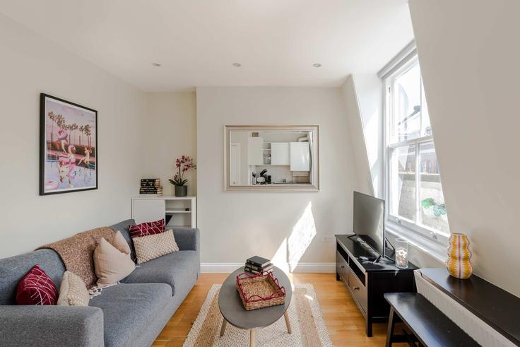 Building Great Titchfield Street - frankiesays - 1028610 - LON adresindeki bir dairede modern mobilyalarla zarif bir şekilde tasarlanmış oturma odası City of Westminster, London Building Great Titchfield Street - frankiesays - 1028610 - LON adresindeki bir dairede modern mobilyalarla zarif bir şekilde tasarlanmış oturma odası City of Westminster, London