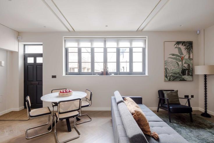 Elegant gestaltetes Wohnzimmer mit moderner Einrichtung in einer Wohnung im Building Huntsworth Mews - frankiesays - 1028580 - LON in City of Westminster, London