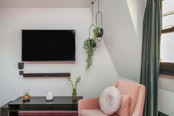 Salle de séjour élégante avec mobilier moderne dans un appartement à Building Long Acre - frankiesays - 1028559 - LON à City of Westminster, London