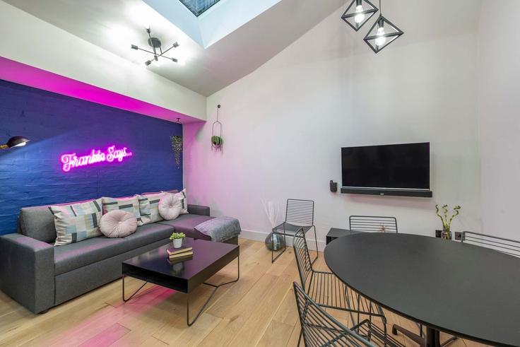Elegante sala de estar con mobiliario moderno en un apartamento en Building Long Acre - frankiesays - 1028558 - LON en City of Westminster, London