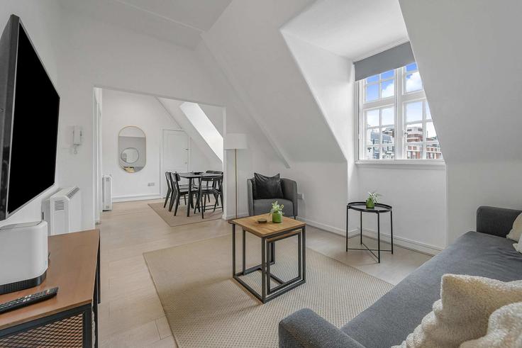 Salle de séjour élégante avec mobilier moderne dans un appartement à Building Mortimer Street - frankiesays - 1327991 à City of Westminster, London Salle de séjour élégante avec mobilier moderne dans un appartement à Building Mortimer Street - frankiesays - 1327991 à City of Westminster, London