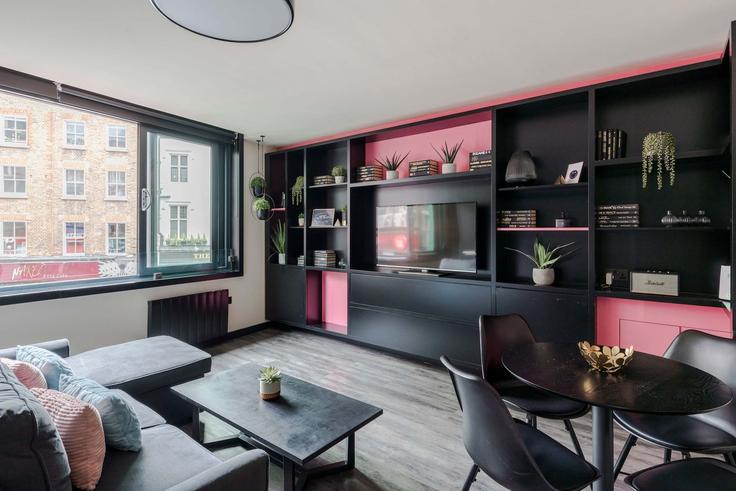 Elegant gestaltetes Wohnzimmer mit moderner Einrichtung in einer Wohnung im Building Old Compton Street - frankiesays - 1028562 - LON in City of Westminster, London Elegant gestaltetes Wohnzimmer mit moderner Einrichtung in einer Wohnung im Building Old Compton Street - frankiesays - 1028562 - LON in City of Westminster, London