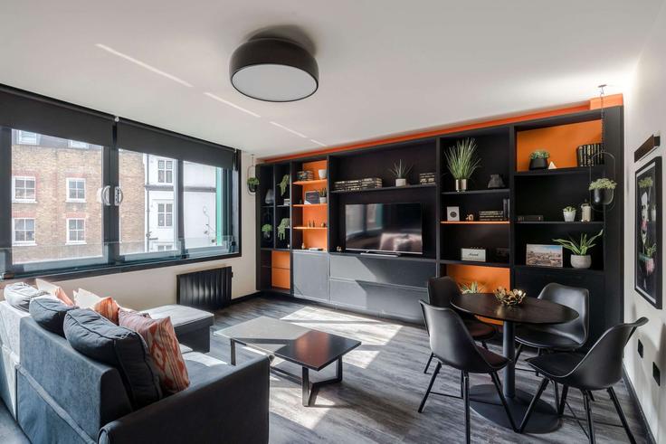 Elegant gestaltetes Wohnzimmer mit moderner Einrichtung in einer Wohnung im Building Old Compton Street - frankiesays - 1028561 - LON in City of Westminster, London Elegant gestaltetes Wohnzimmer mit moderner Einrichtung in einer Wohnung im Building Old Compton Street - frankiesays - 1028561 - LON in City of Westminster, London