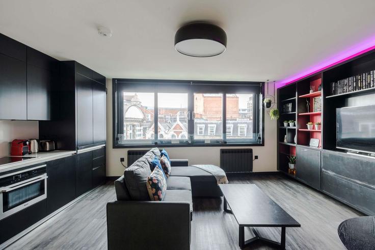 Elegante sala de estar con mobiliario moderno en un apartamento en Building Old Compton Street - frankiesays - 1028557 - LON en City of Westminster, London Elegante sala de estar con mobiliario moderno en un apartamento en Building Old Compton Street - frankiesays - 1028557 - LON en City of Westminster, London