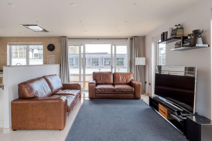 Elegant gestaltetes Wohnzimmer mit moderner Einrichtung in einer Wohnung im Building Eyre Street Hill - frankiesays - 1028602 - LON in London Borough of Islington, London