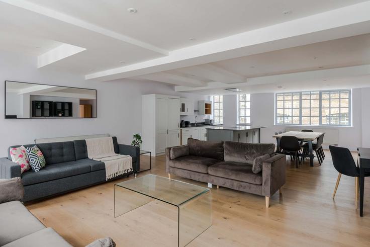Elegant gestaltetes Wohnzimmer mit moderner Einrichtung in einer Wohnung im Building Eyre Street Hill - frankiesays - 1028605 - LON in London Borough of Islington, London