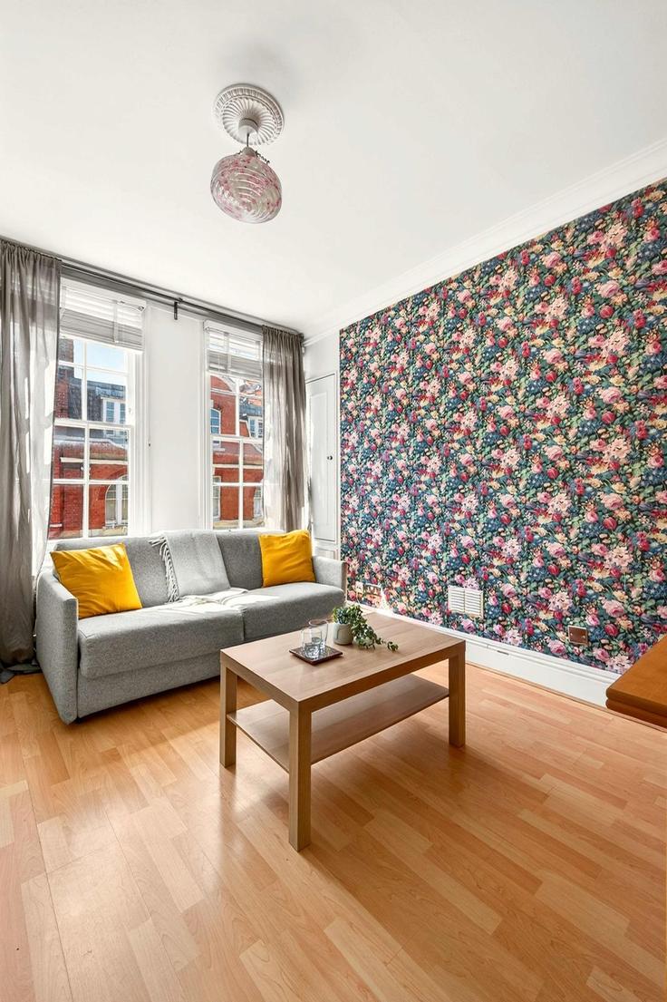 Building Hanson Street - frankiesays - 1578799 adresindeki bir dairede modern mobilyalarla zarif bir şekilde tasarlanmış oturma odası City of Westminster, London Building Hanson Street - frankiesays - 1578799 adresindeki bir dairede modern mobilyalarla zarif bir şekilde tasarlanmış oturma odası City of Westminster, London