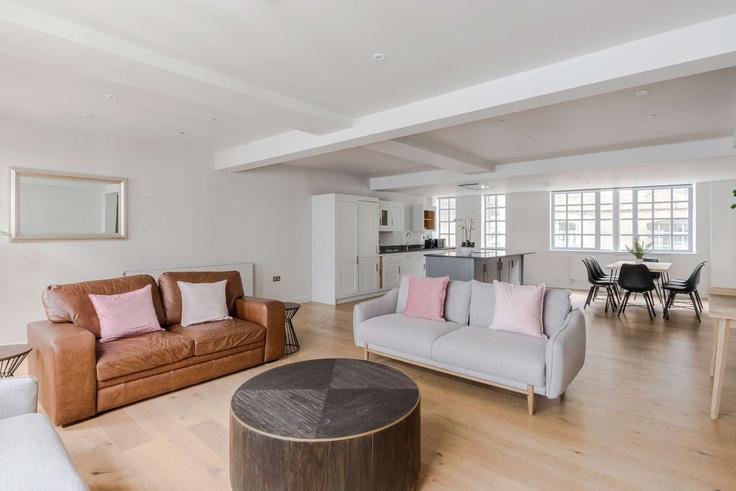 Elegant gestaltetes Wohnzimmer mit moderner Einrichtung in einer Wohnung im Building Eyre Street Hill - frankiesays - 1028597 - LON in London Borough of Islington, London