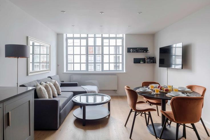 Salle de séjour élégante avec mobilier moderne dans un appartement à Building Eyre Street Hill - frankiesays - 1028568 - LON à London Borough of Islington, London Salle de séjour élégante avec mobilier moderne dans un appartement à Building Eyre Street Hill - frankiesays - 1028568 - LON à London Borough of Islington, London