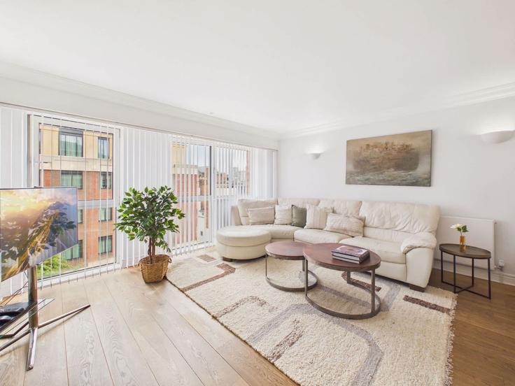 Salle de séjour élégante avec mobilier moderne dans un appartement à Building Martlett Court - frankiesays - 1057041 - LON à City of Westminster, London Salle de séjour élégante avec mobilier moderne dans un appartement à Building Martlett Court - frankiesays - 1057041 - LON à City of Westminster, London