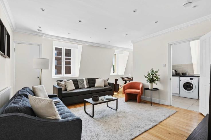 Sala de estar elegantemente projetada com móveis modernos em um apartamento no Building Glendower Place - frankiesays - 1603845 em Royal Borough of Kensington and Chelsea, London Sala de estar elegantemente projetada com móveis modernos em um apartamento no Building Glendower Place - frankiesays - 1603845 em Royal Borough of Kensington and Chelsea, London