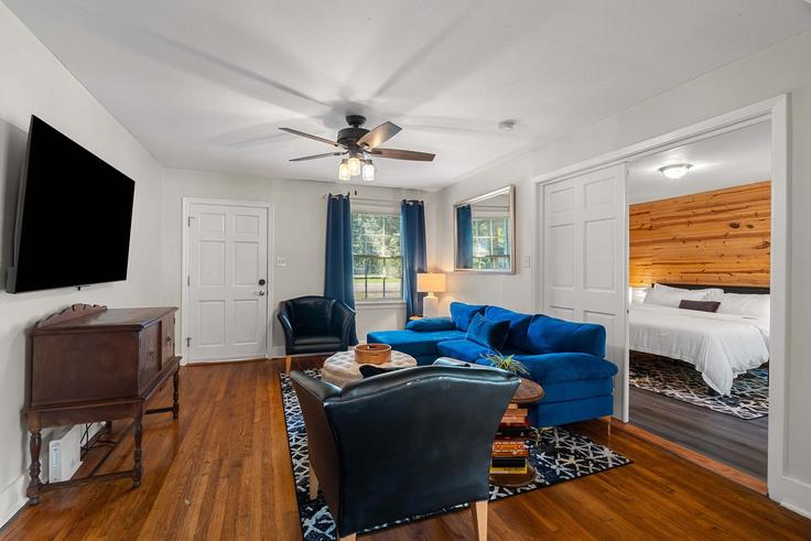 Hattiesburg, Hattiesburg에 위치한 Building 1st Terrace - fredrick-romario-russell - 1331004 유닛의 세련된 인테리어가 돋보이는 거실
